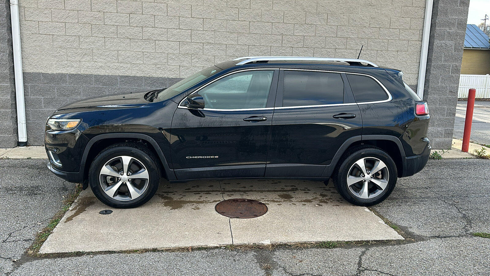 Used 2021 Jeep Cherokee Limited with VIN 1C4PJMDX4MD233209 for sale in Butler, OH