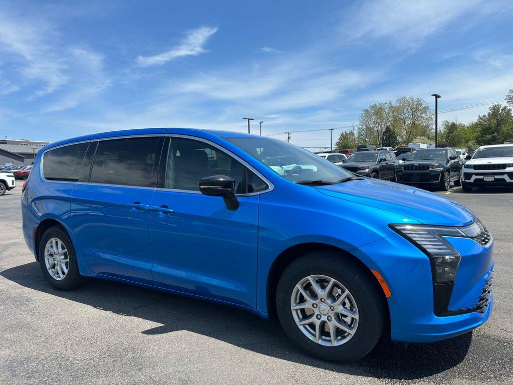 2027 Chrysler Pacifica Select's photo