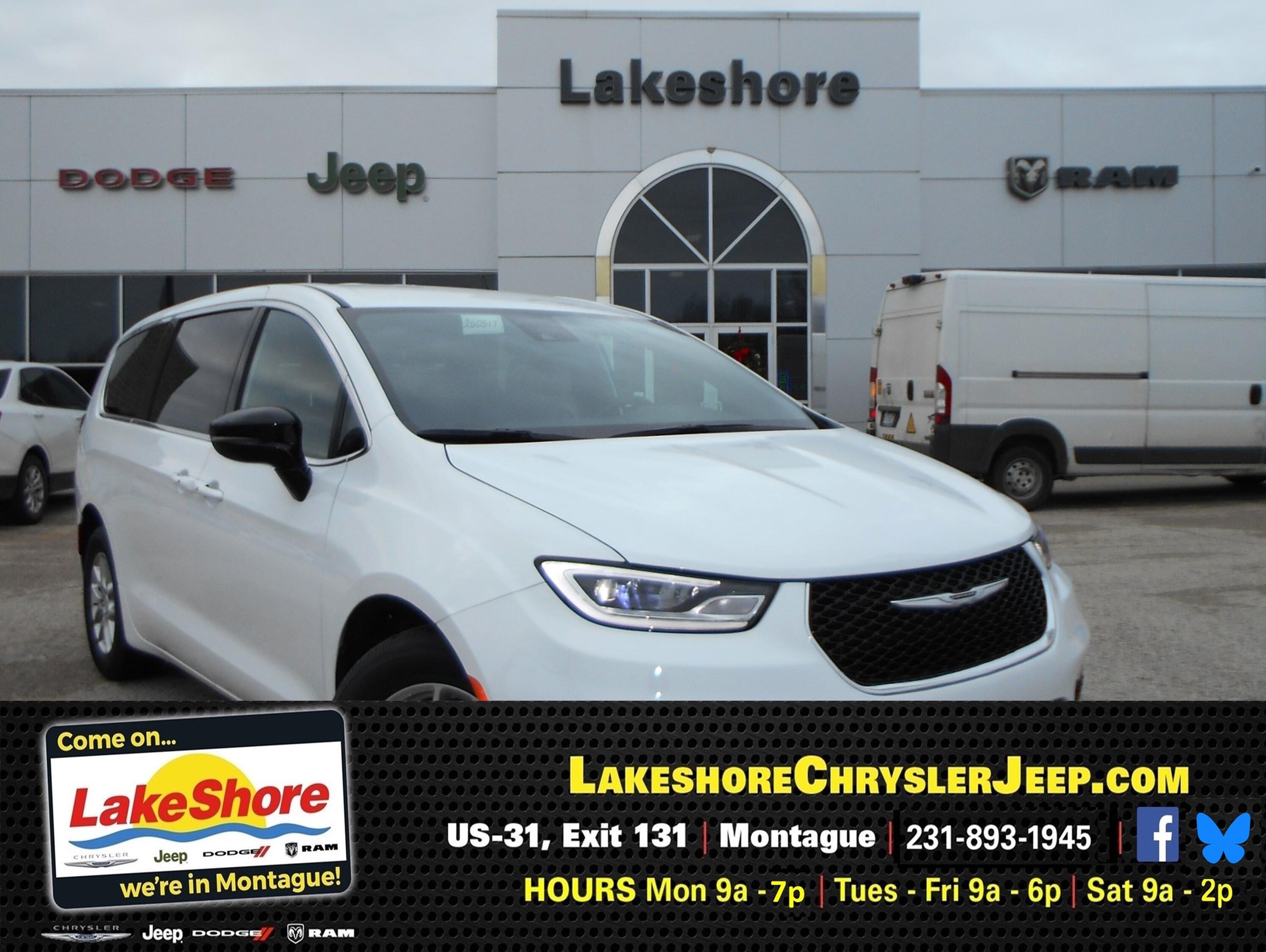 2026 Chrysler Pacifica Select's photo