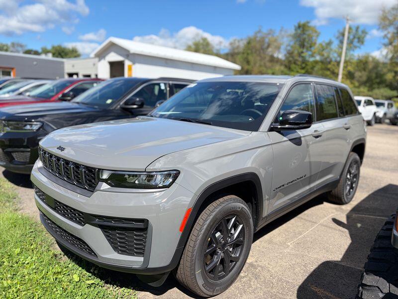 2027 Jeep Grand Cherokee Laredo Altitude
