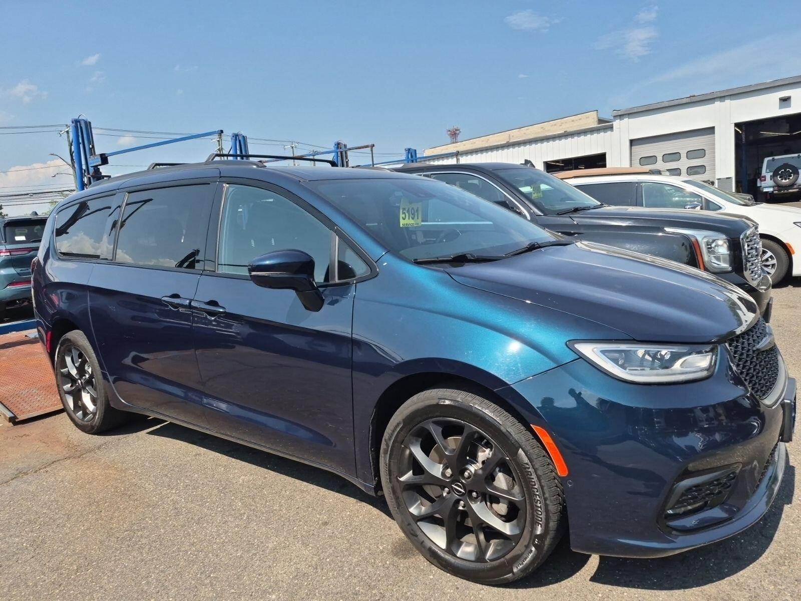 2021 Chrysler Pacifica Touring L's photo