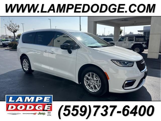 2026 Chrysler Pacifica Select's photo