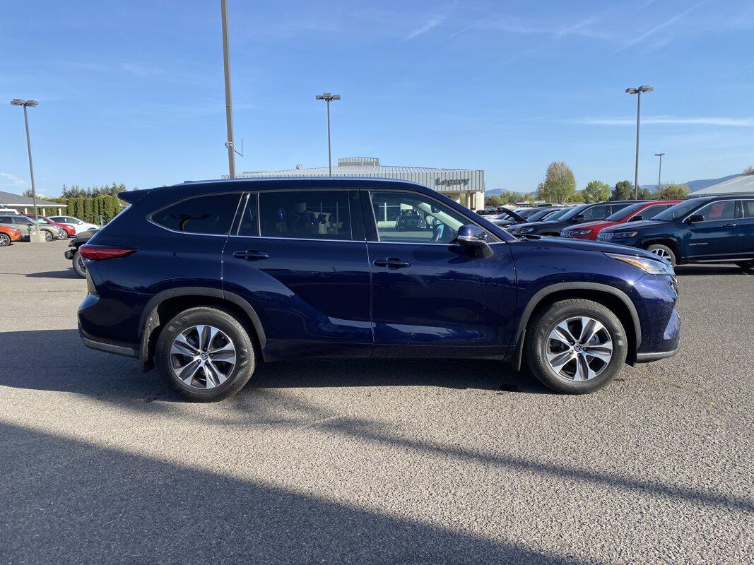Used 2021 Toyota Highlander XLE with VIN 5TDGZRBH5MS074769 for sale in Island City, OR