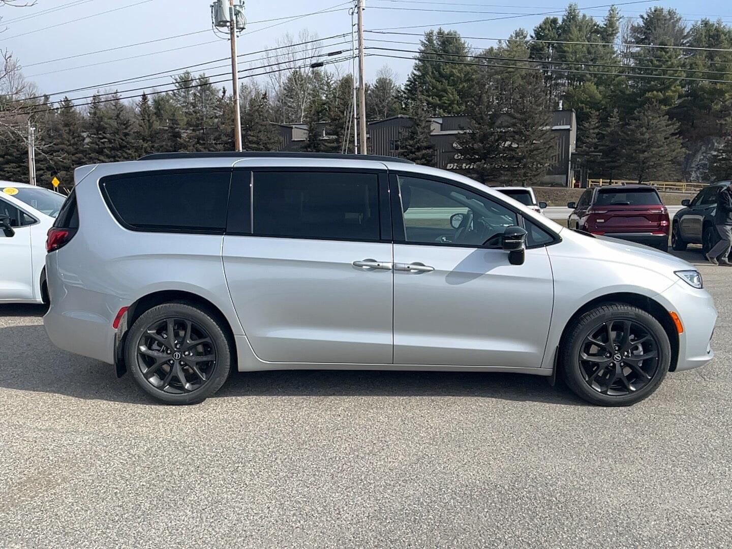 View vehicle photo 4