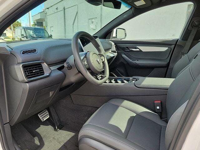 2025 VinFast VF 8 Eco - Photo 17