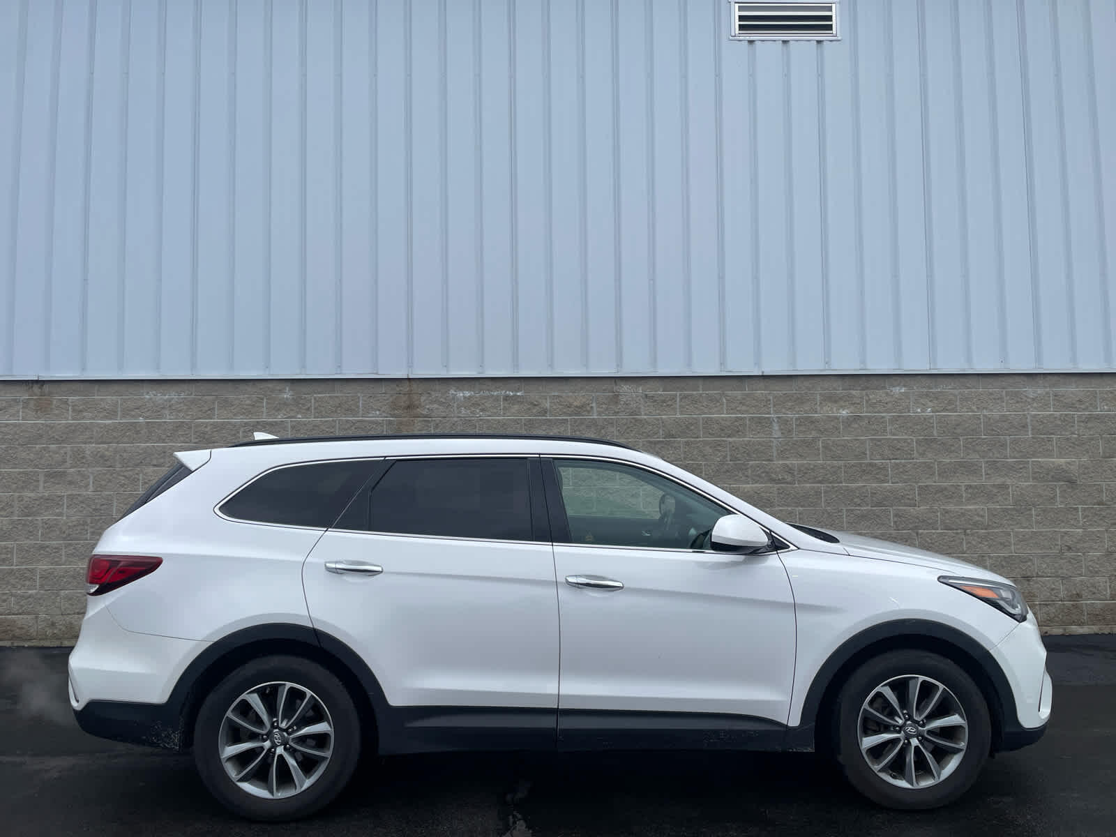 Used 2017 Hyundai Santa Fe SE with VIN KM8SMDHF8HU189445 for sale in Wilmington, OH