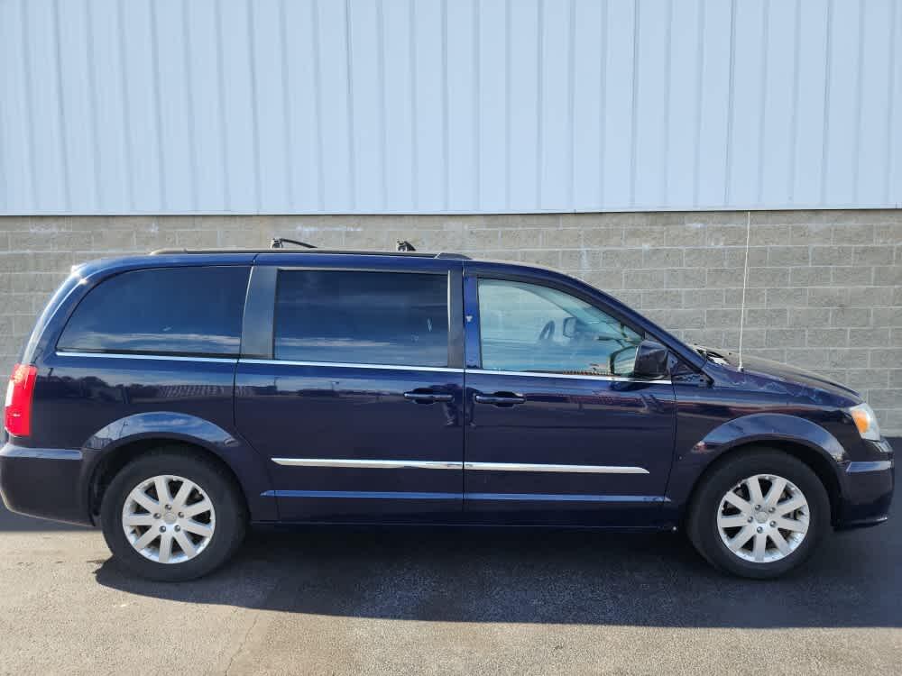 Used 2015 Chrysler Town & Country Touring with VIN 2C4RC1BG9FR594536 for sale in Wilmington, OH