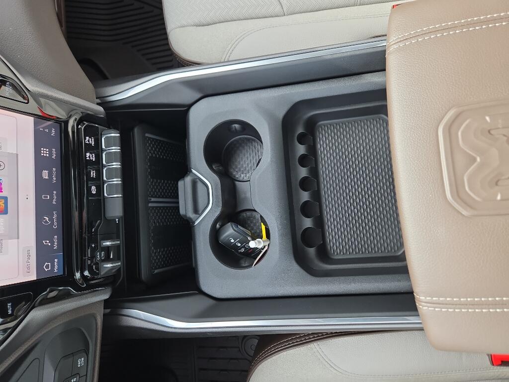 2026 RAM 3500 Laramie - Photo 17