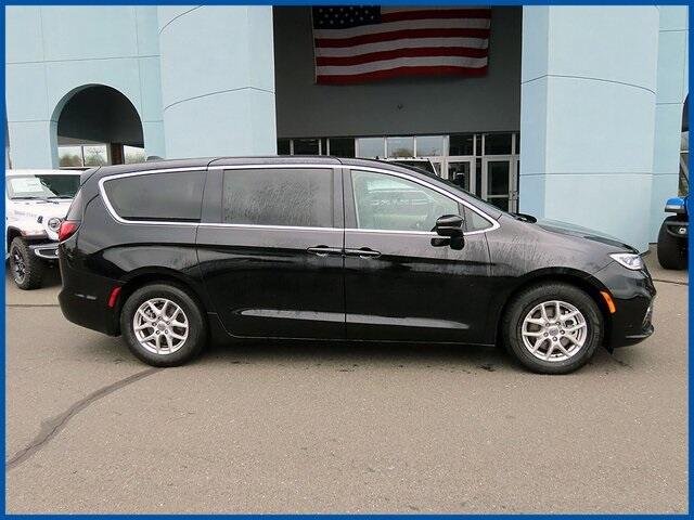 2024 Chrysler Pacifica Touring L's photo