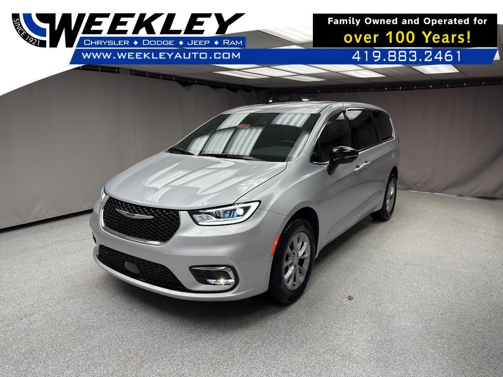 2026 Chrysler Pacifica Select's photo