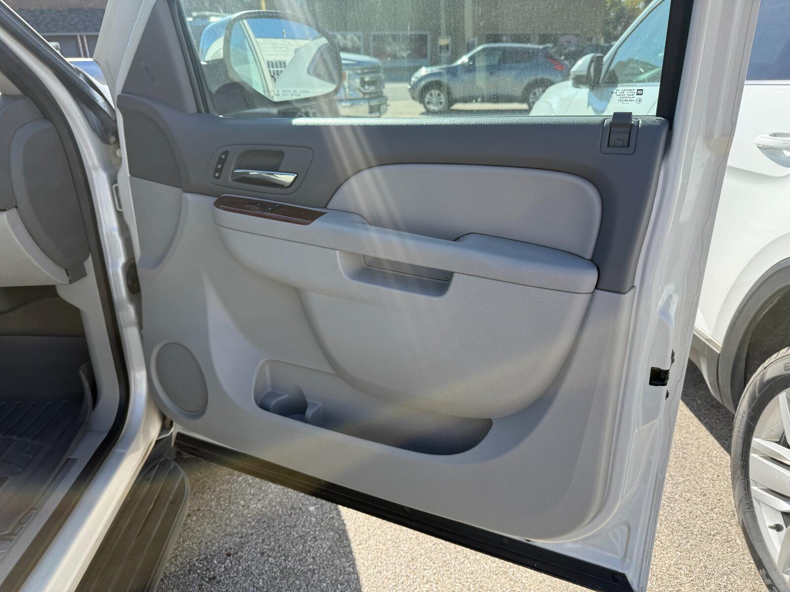 2012 Chevrolet Suburban LTZ - Photo 17