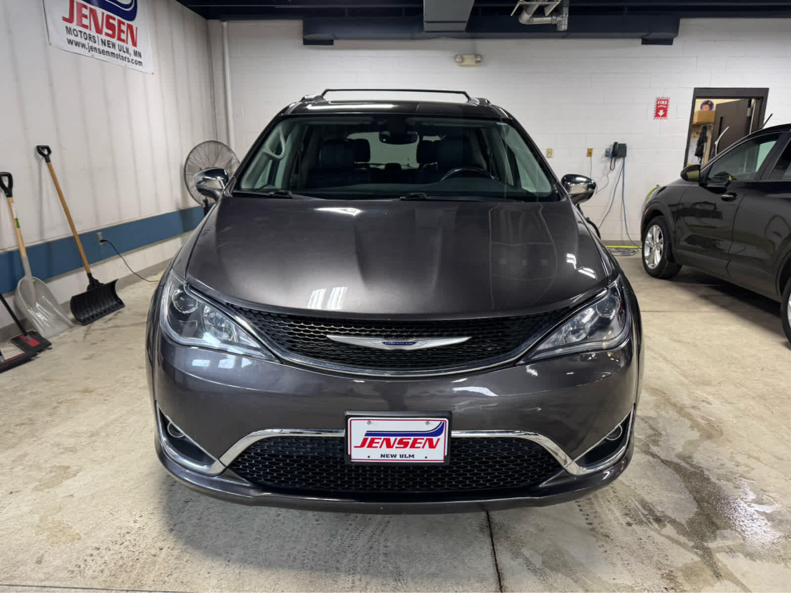 Used 2019 Chrysler Pacifica Limited with VIN 2C4RC1GG1KR667238 for sale in New Ulm, Minnesota