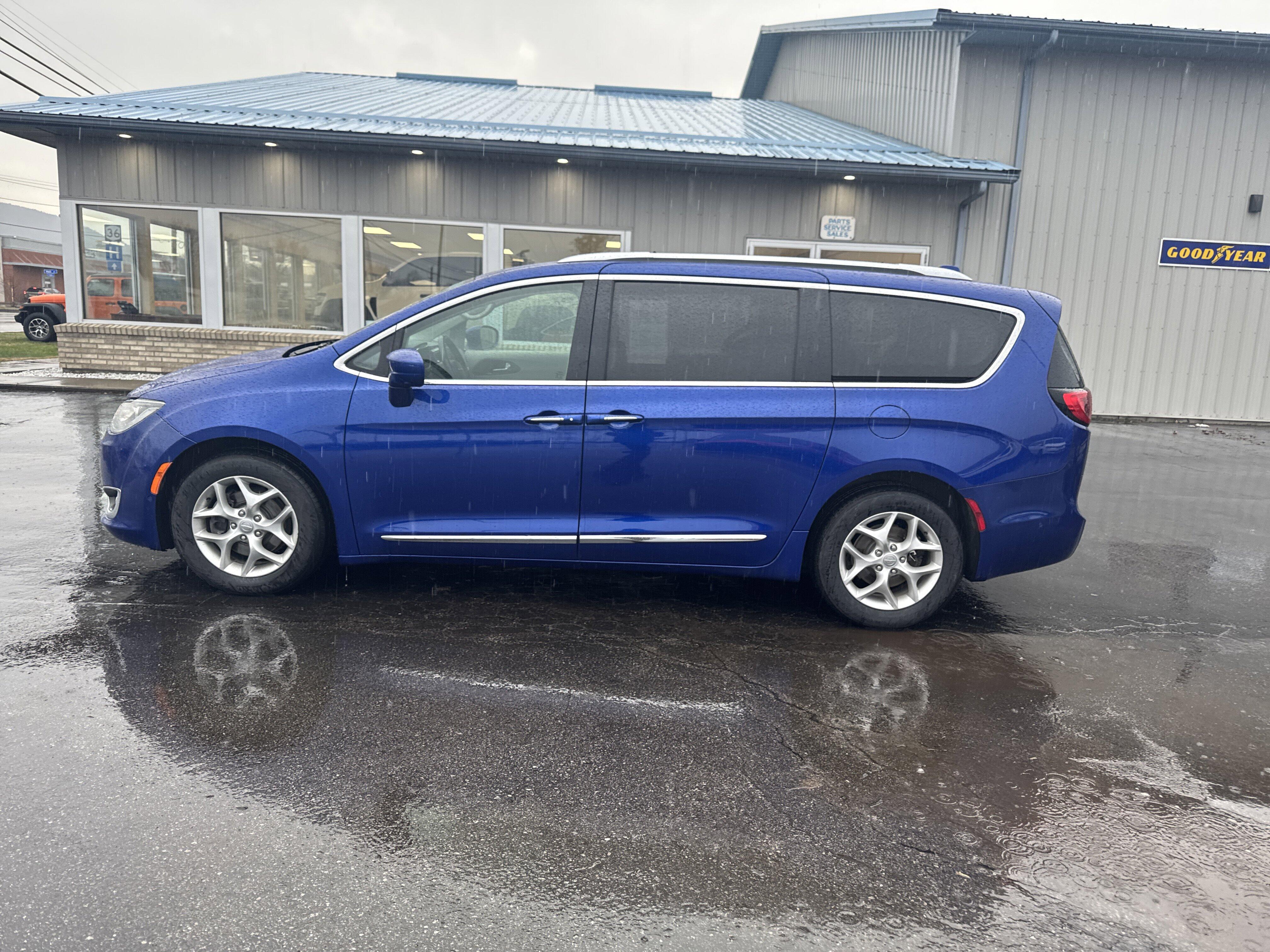 2019 Chrysler Pacifica Touring L Plus's photo