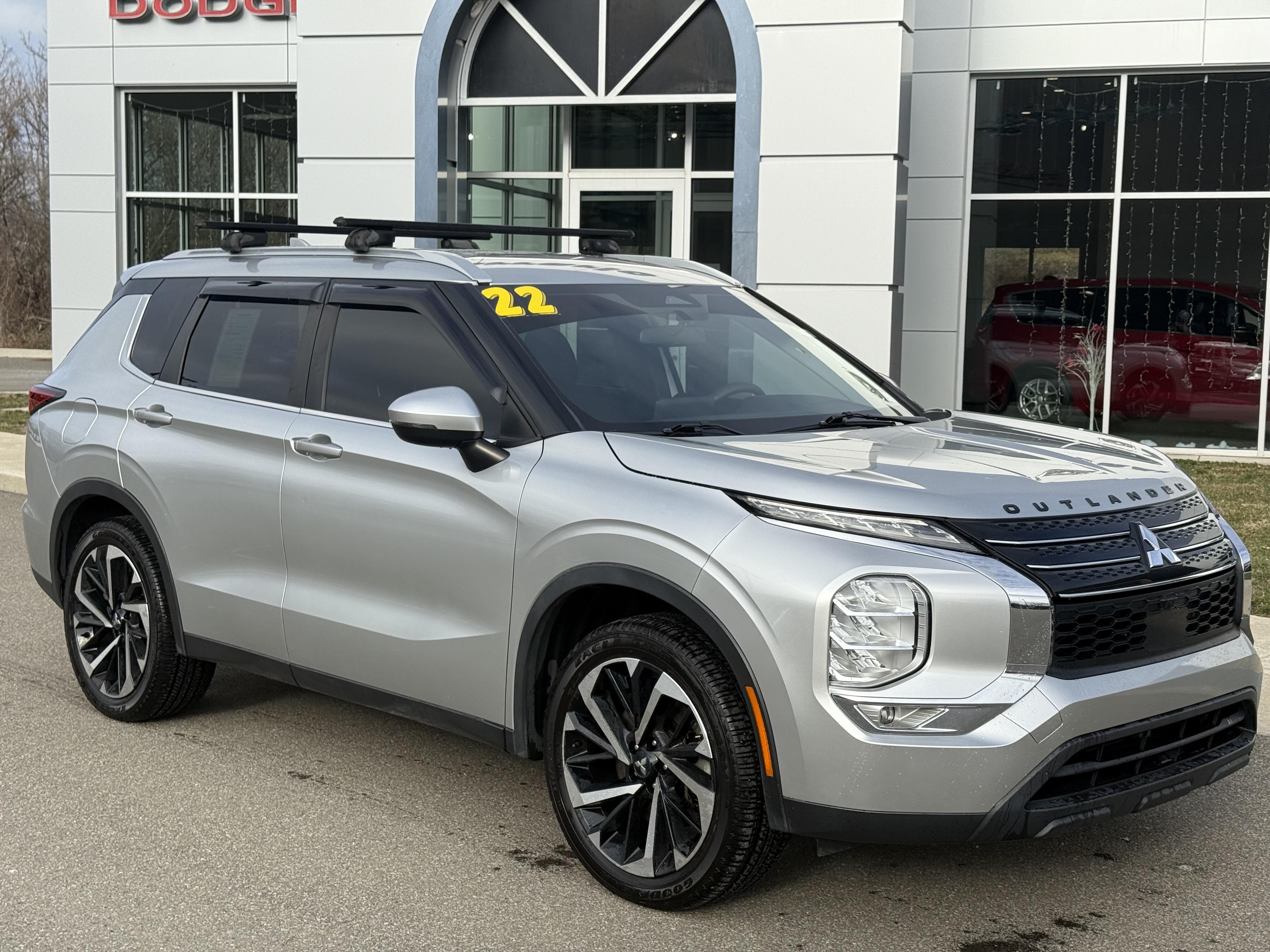 2022 Mitsubishi Outlander ES's photo