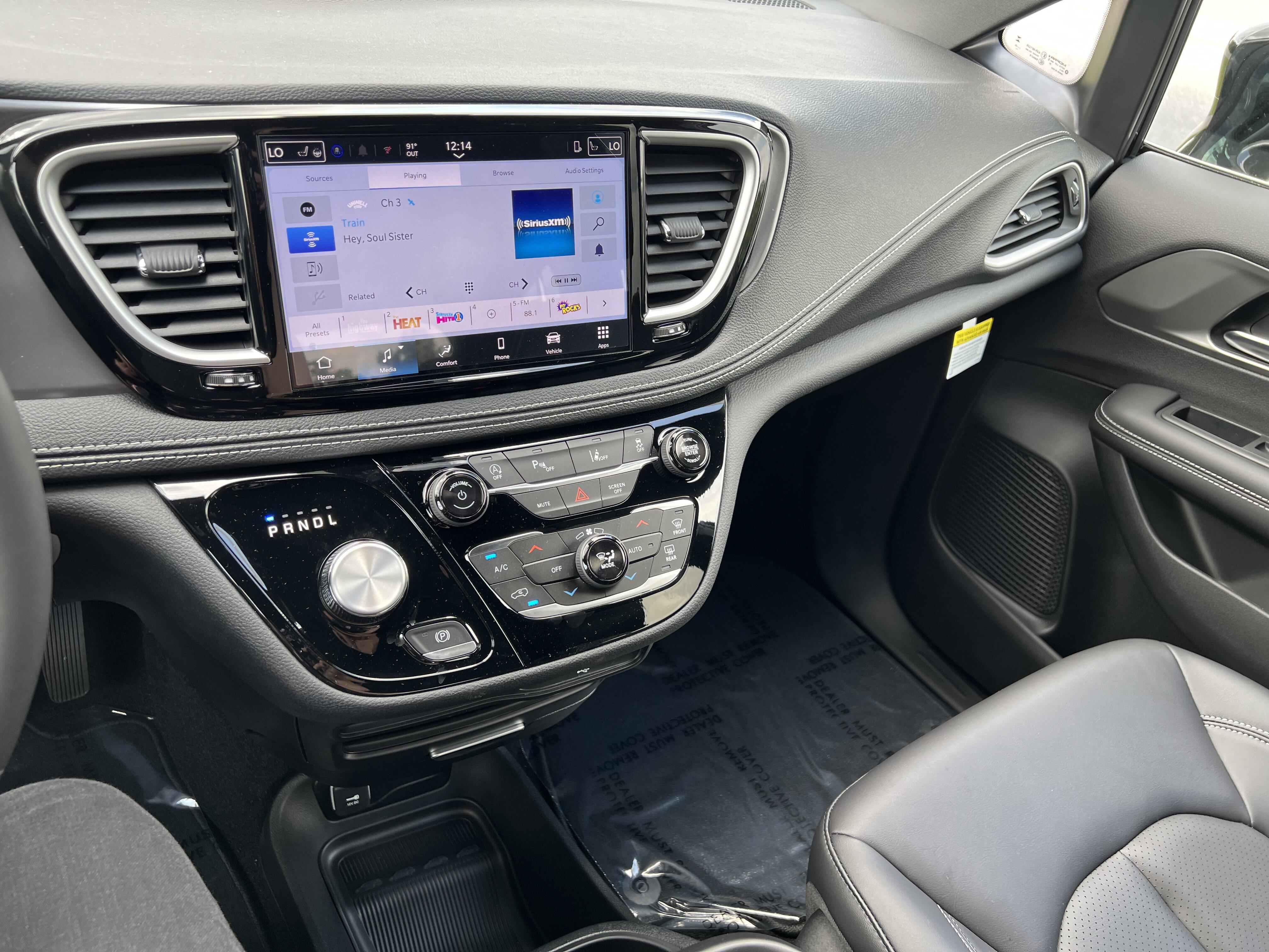 2026 Chrysler Pacifica Select - Photo 13