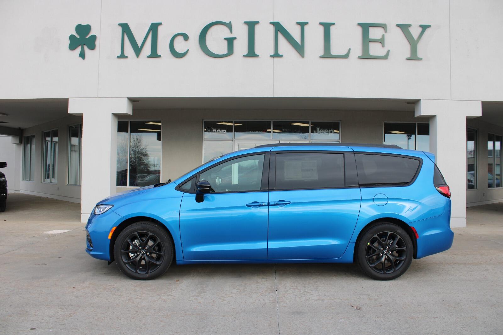 2026 Chrysler Pacifica Select's photo