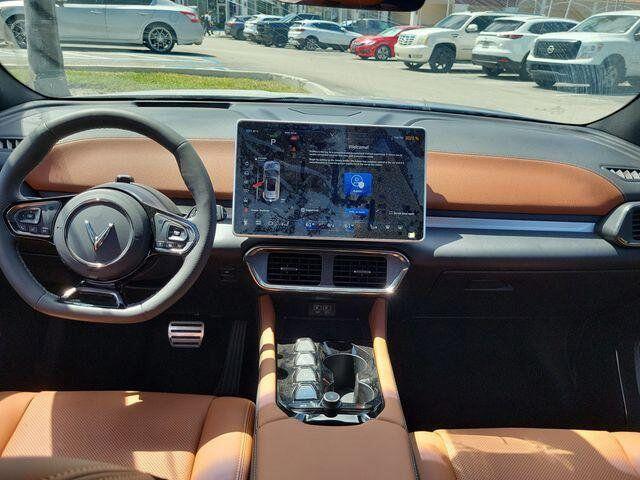 2025 VinFast VF 8 Plus - Photo 7