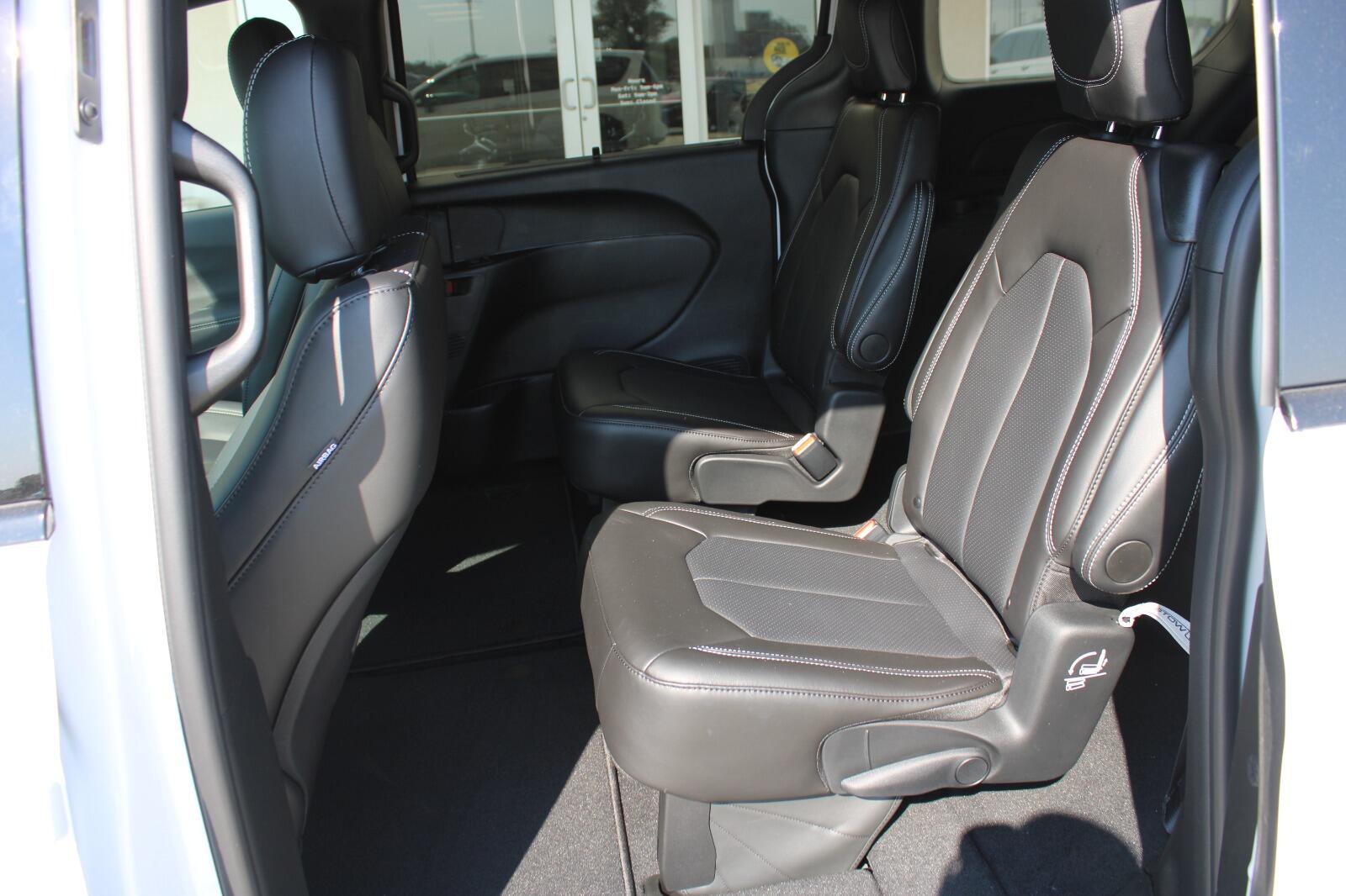 2026 Chrysler Pacifica Select - Photo 30