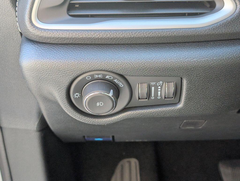 2026 Chrysler Pacifica Select - Photo 15