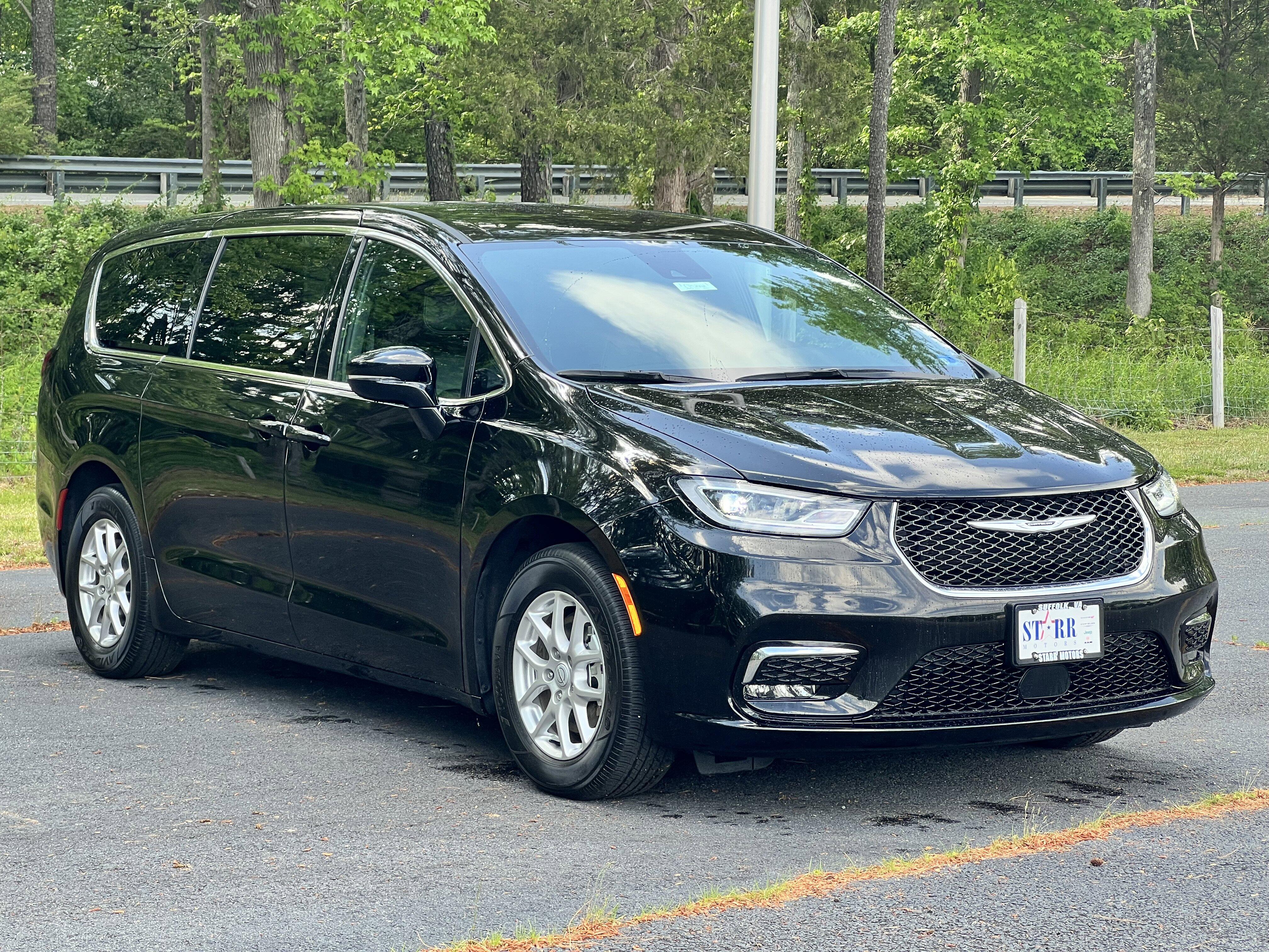 2025 Chrysler Pacifica Select's photo