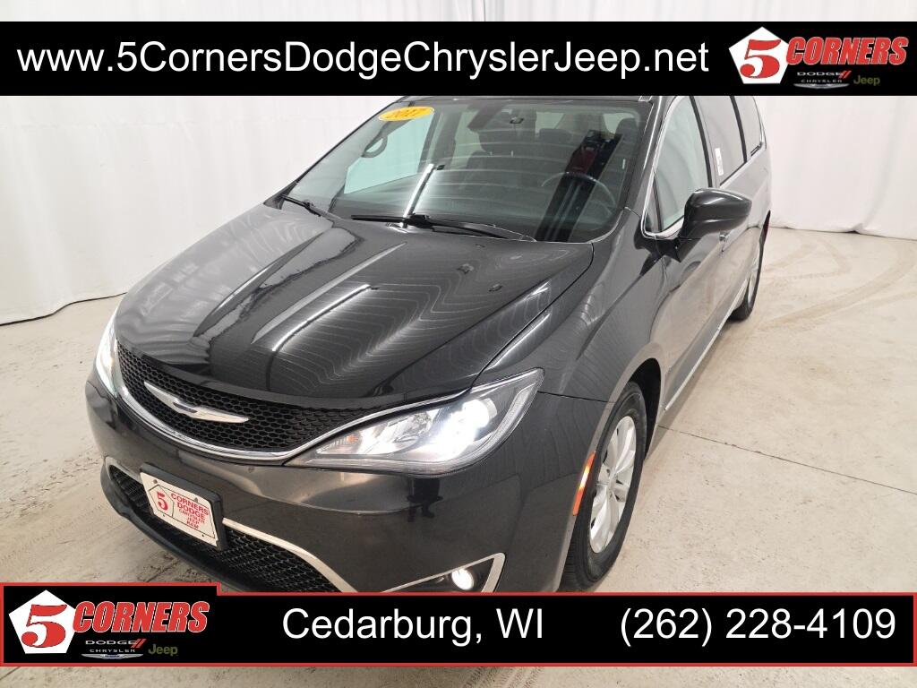 2017 Chrysler Pacifica Touring-L's photo