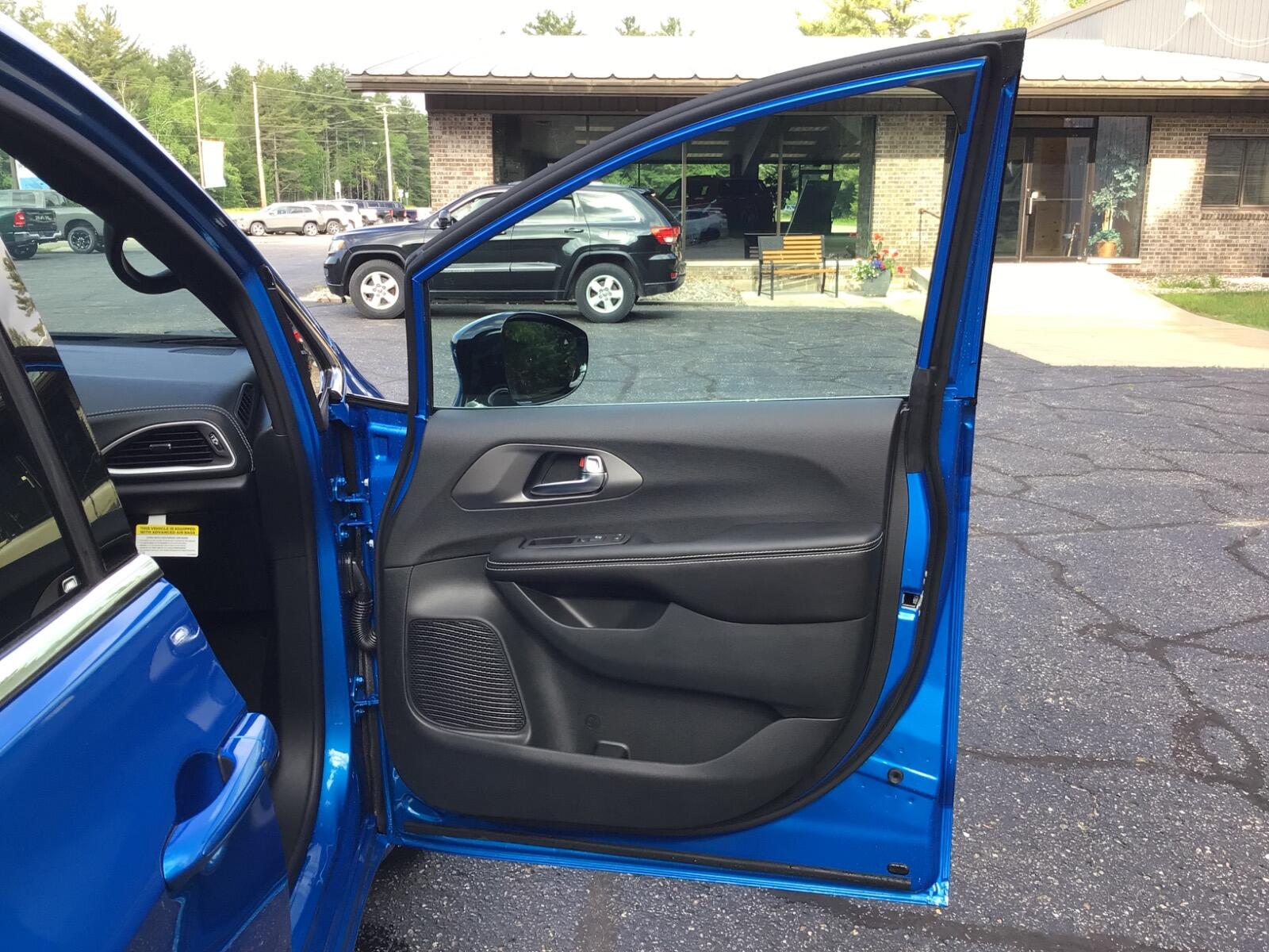 2027 Chrysler Pacifica Select - Photo 18