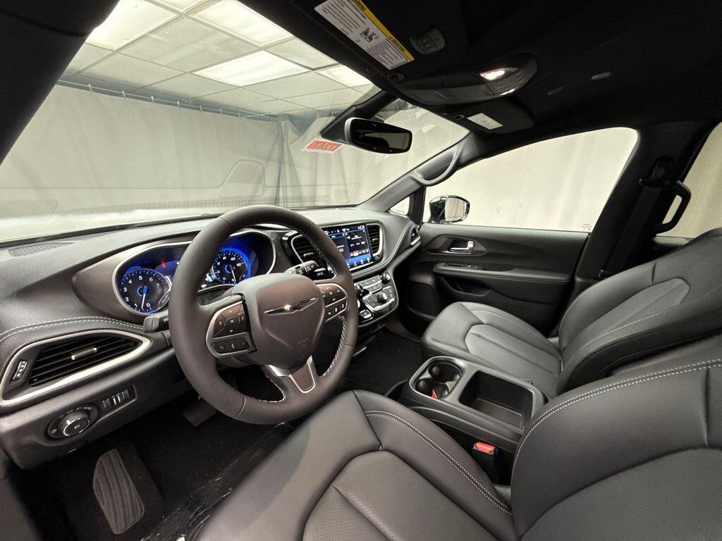 2026 Chrysler Pacifica Select - Photo 10