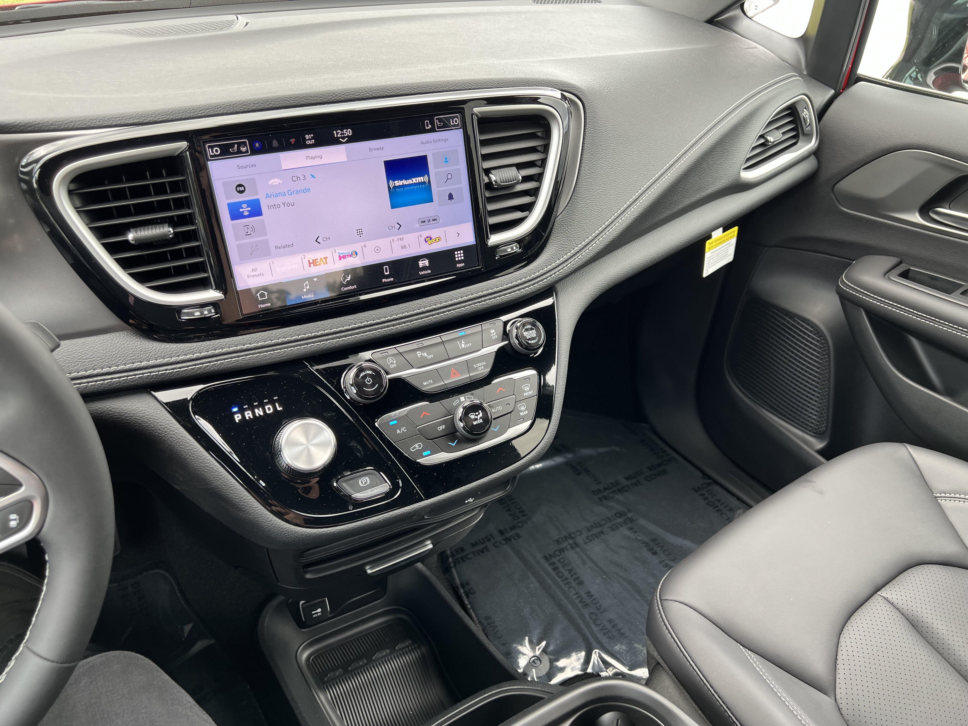 2026 Chrysler Pacifica Select - Photo 14