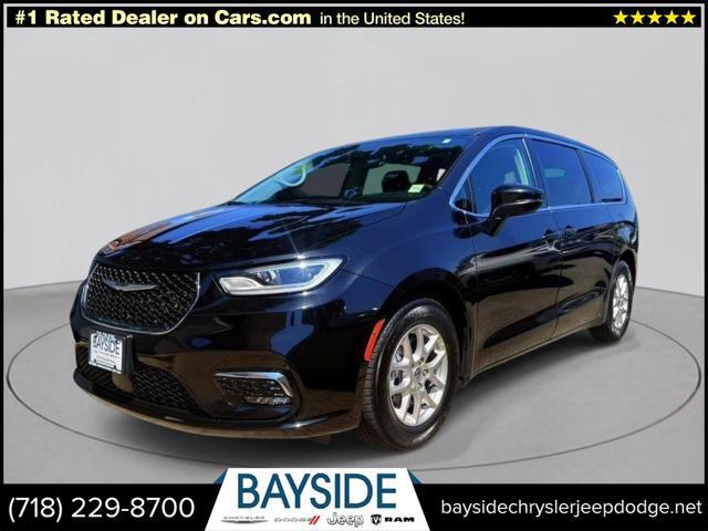 2023 Chrysler Pacifica Touring L's photo
