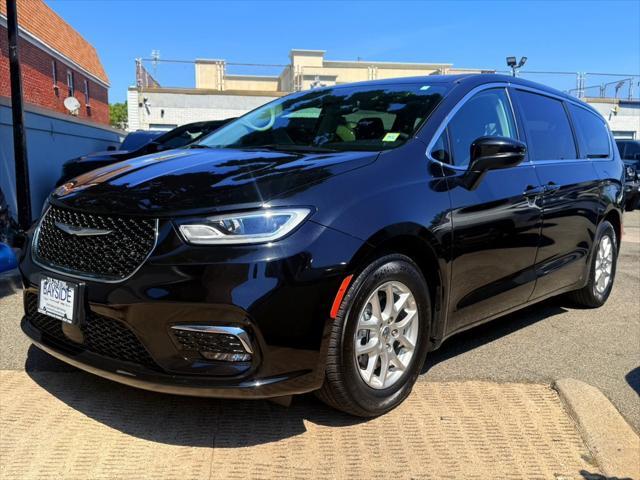 2023 Chrysler Pacifica Touring L's photo