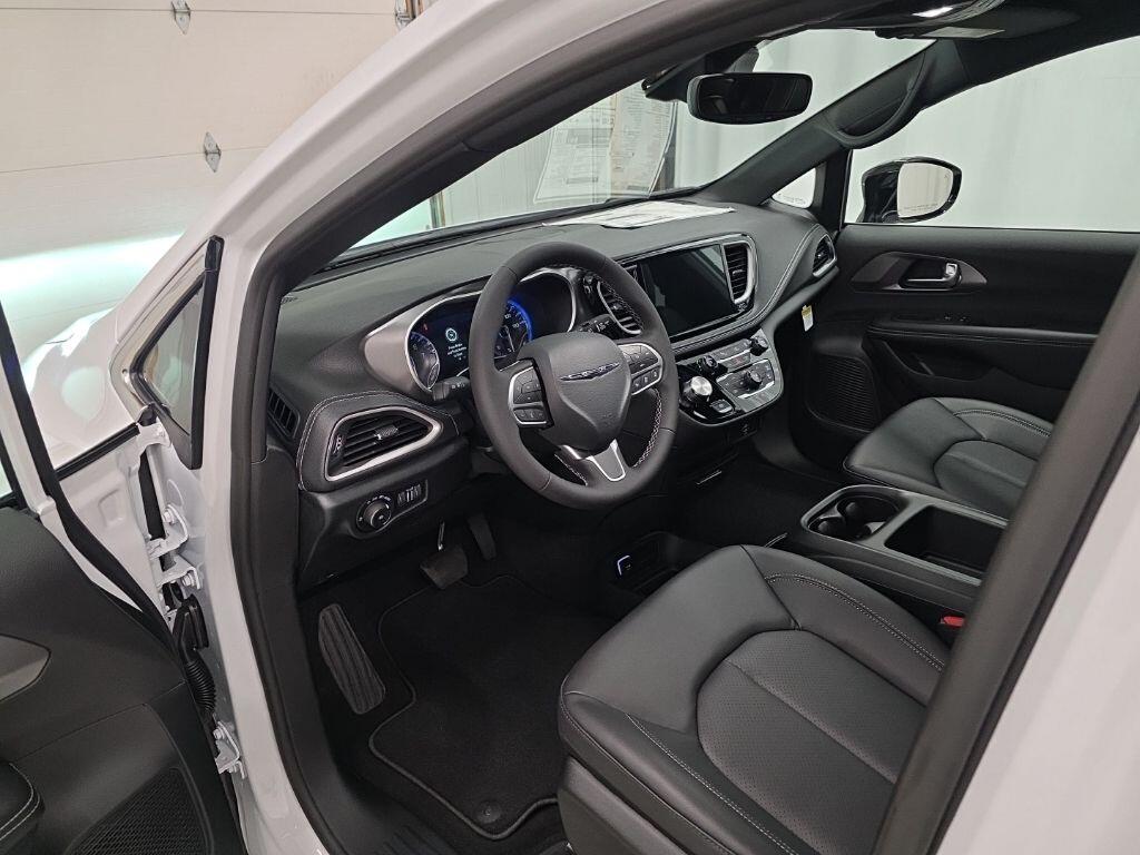 2026 Chrysler Pacifica Select - Photo 14