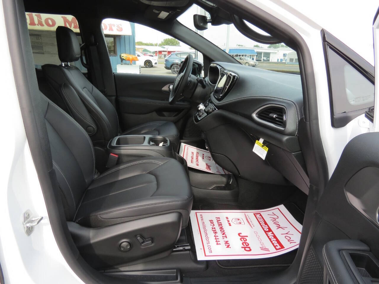 2026 Chrysler Pacifica Select - Photo 18
