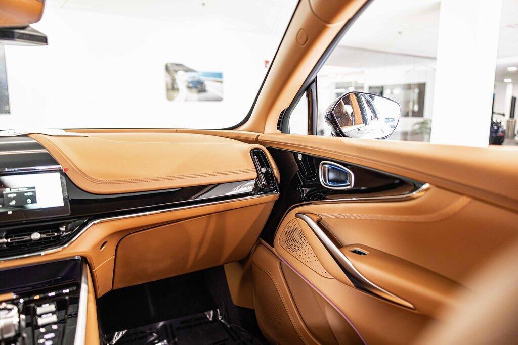 2026 Aston Martin DBX 707 - Photo 38