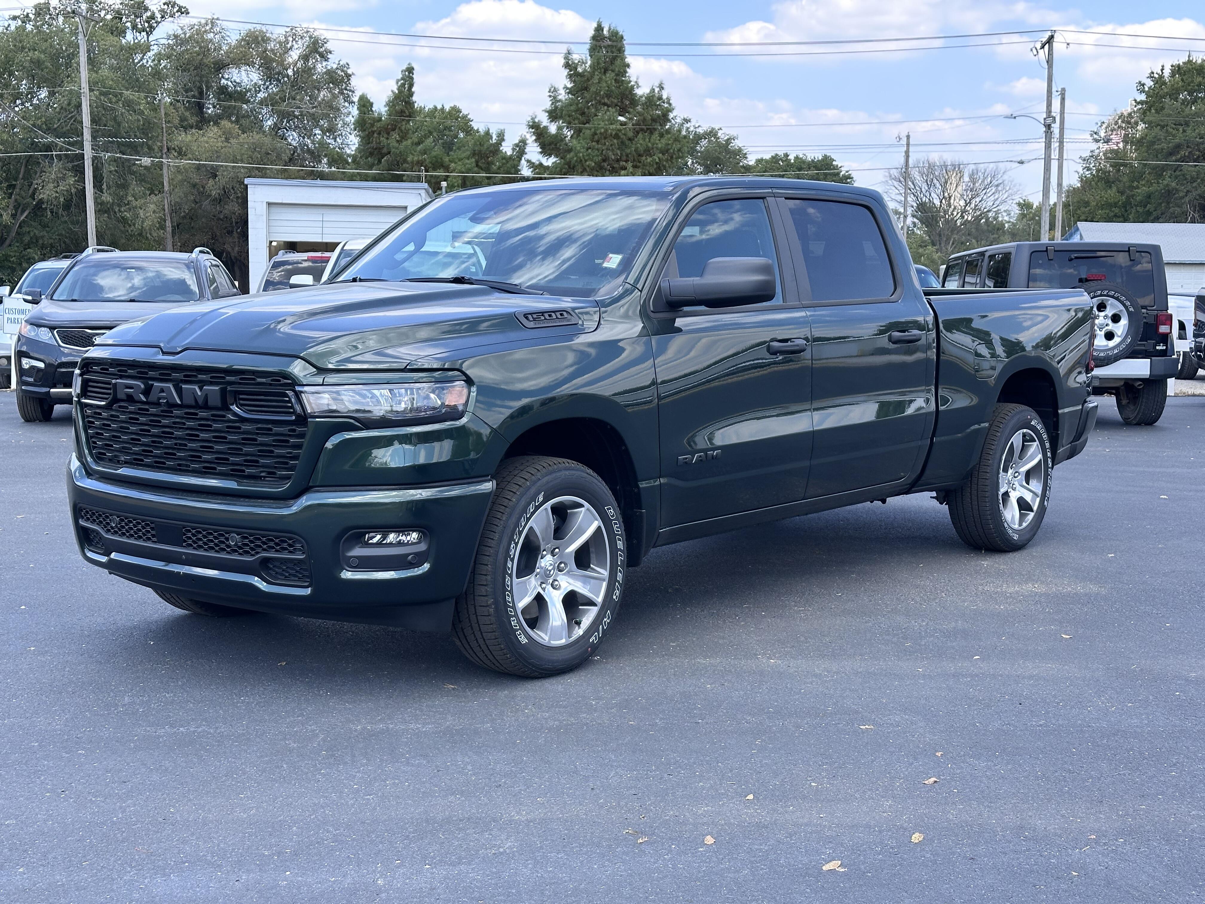 2026 RAM 1500 1500 Express Crew Cab 4x4 6'4' Box