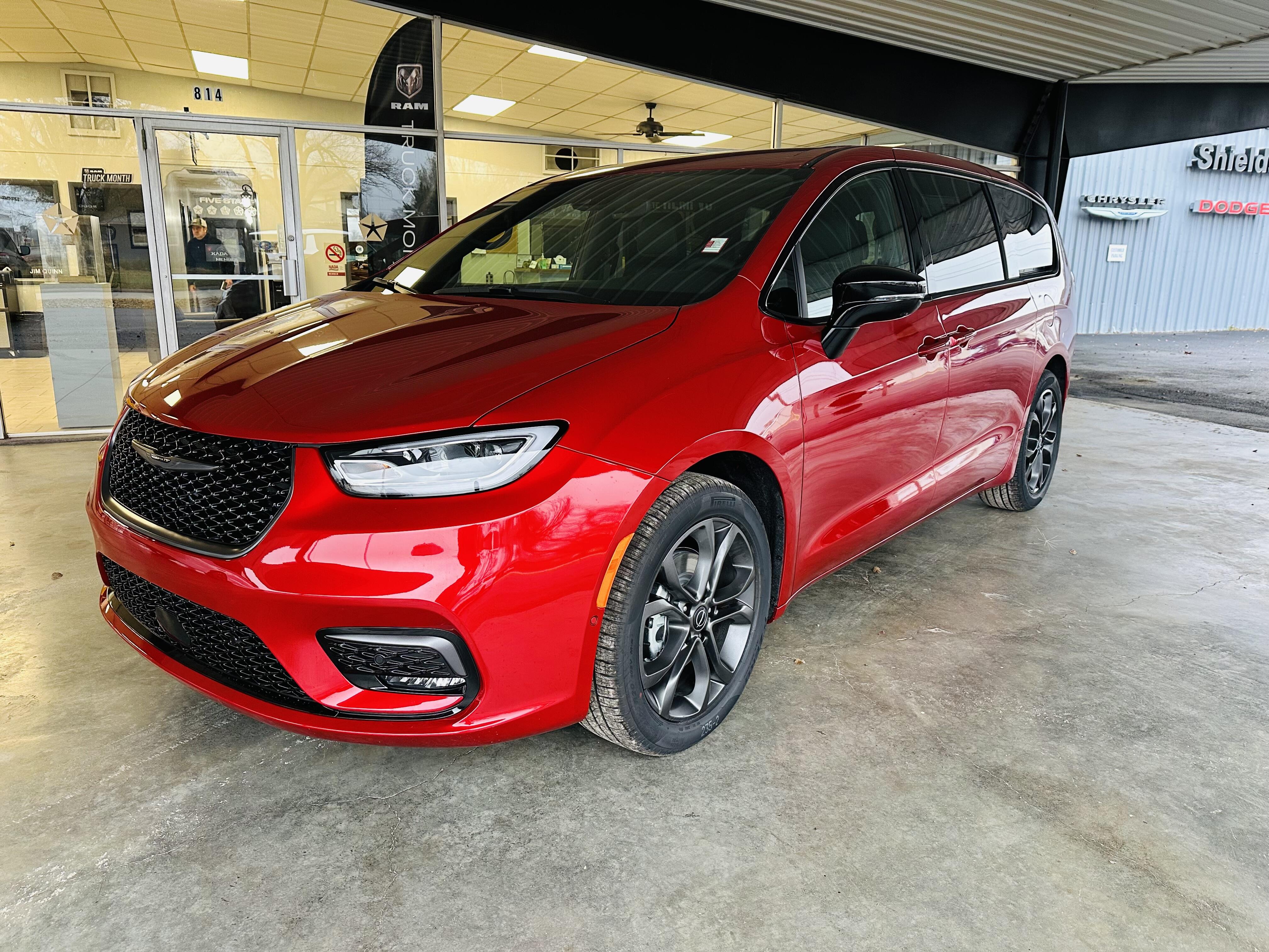 2026 Chrysler Pacifica Select's photo