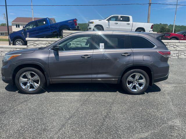 Used 2015 Toyota Highlander Limited Platinum with VIN 5TDDKRFHXFS144142 for sale in Prairie du Chien, WI