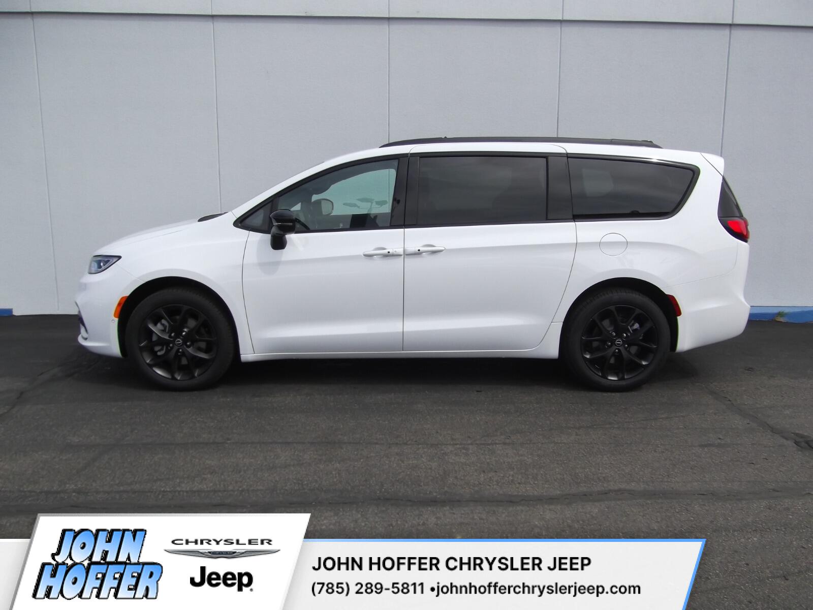 2026 Chrysler Pacifica Select AWD's photo