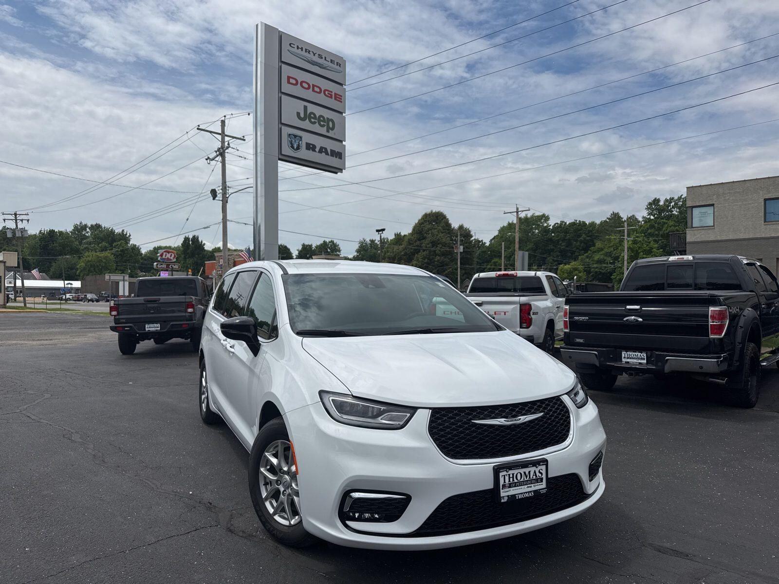 2026 Chrysler Pacifica Select's photo