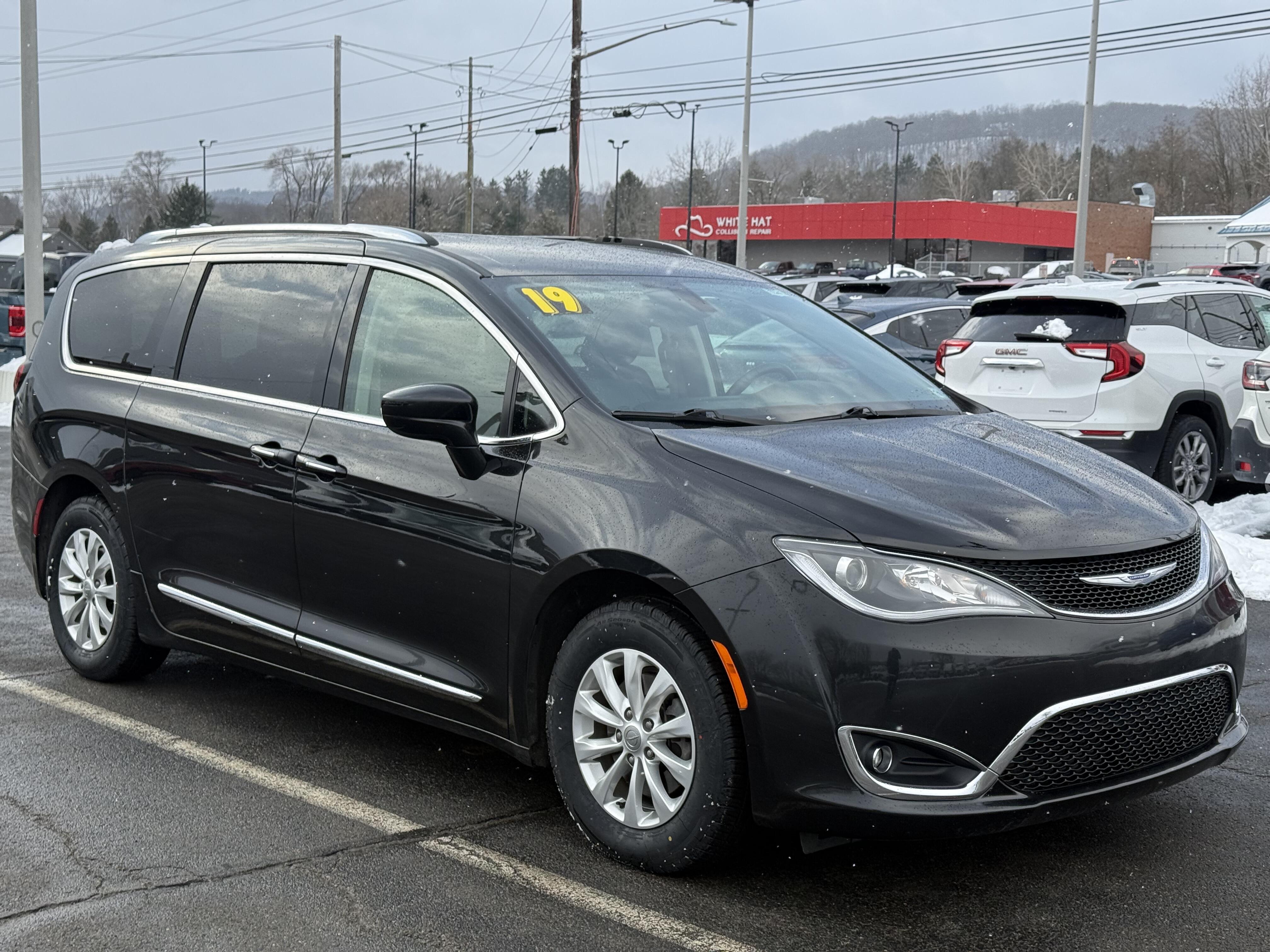 2019 Chrysler Pacifica Touring L's photo