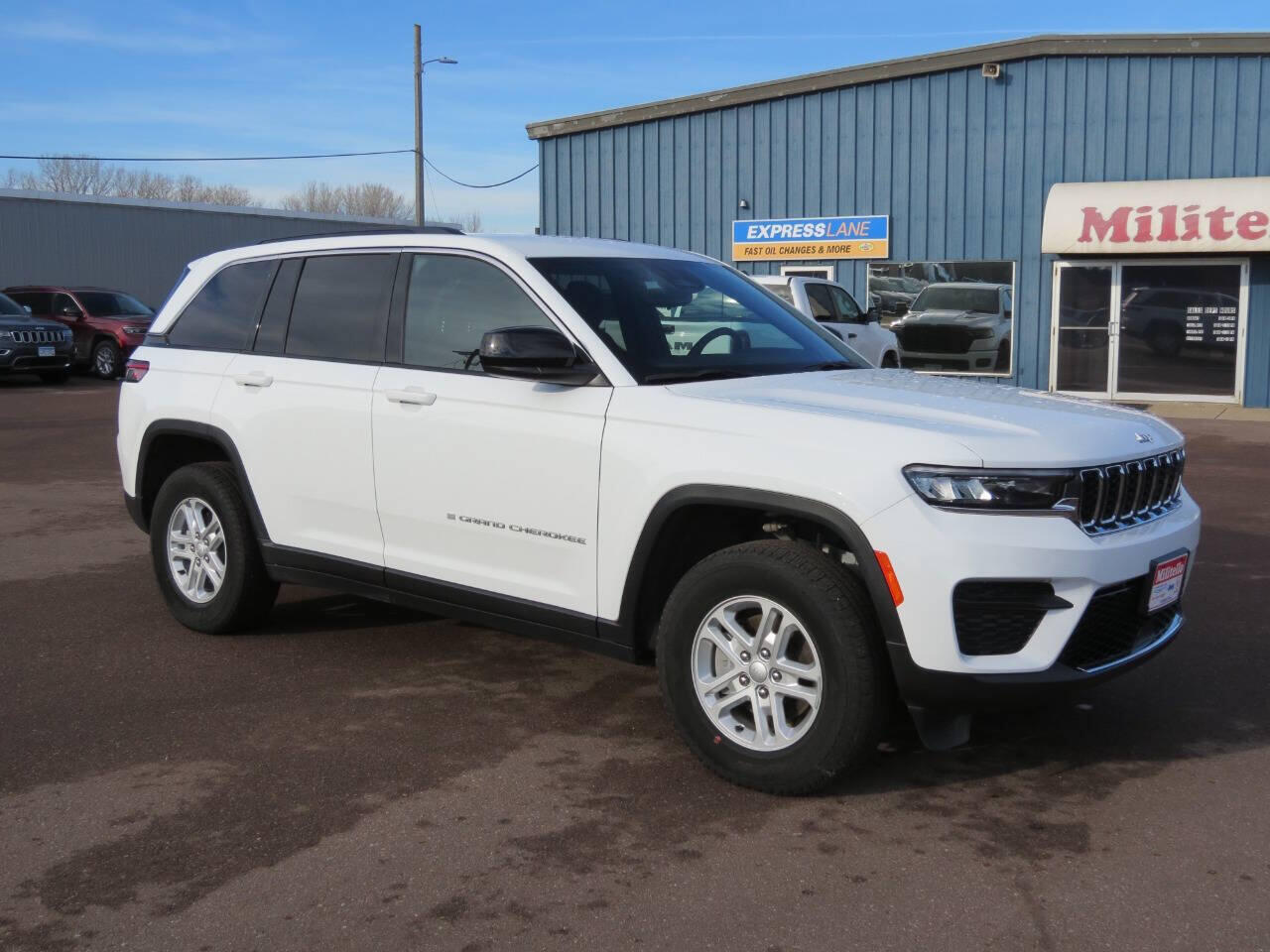 Used 2024 Jeep Grand Cherokee Laredo with VIN 1C4RJHAG4R8585033 for sale in Fairmont, Minnesota