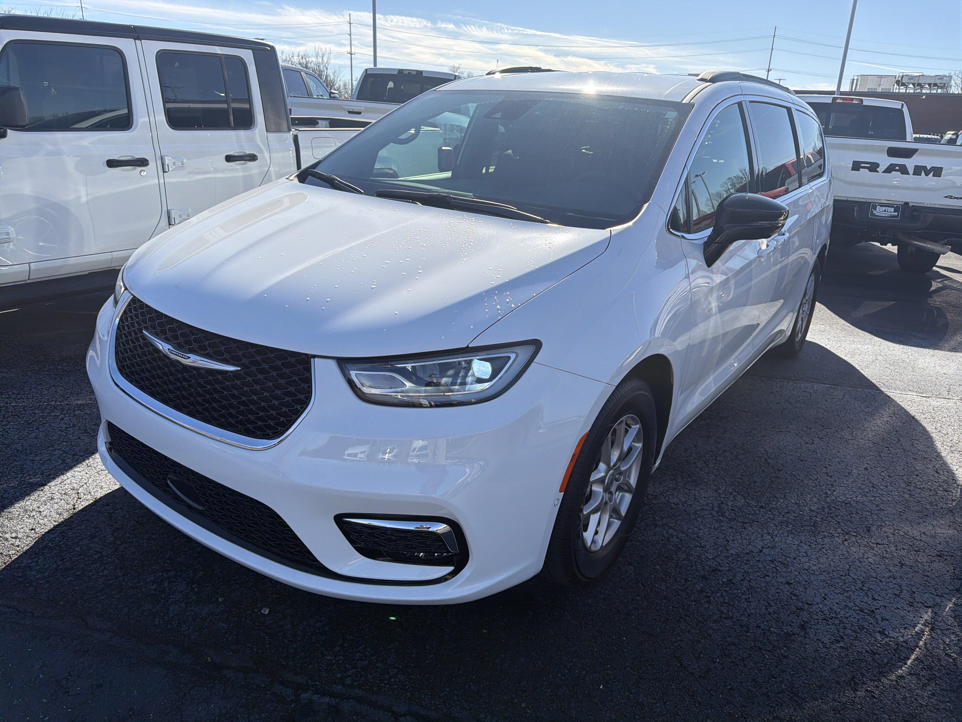 2025 Chrysler Pacifica Select