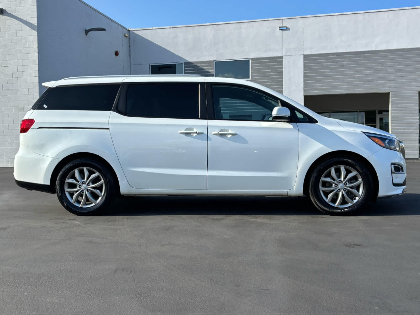 Used 2021 Kia Sedona EX with VIN KNDMB5C12M6673369 for sale in Ventura, CA