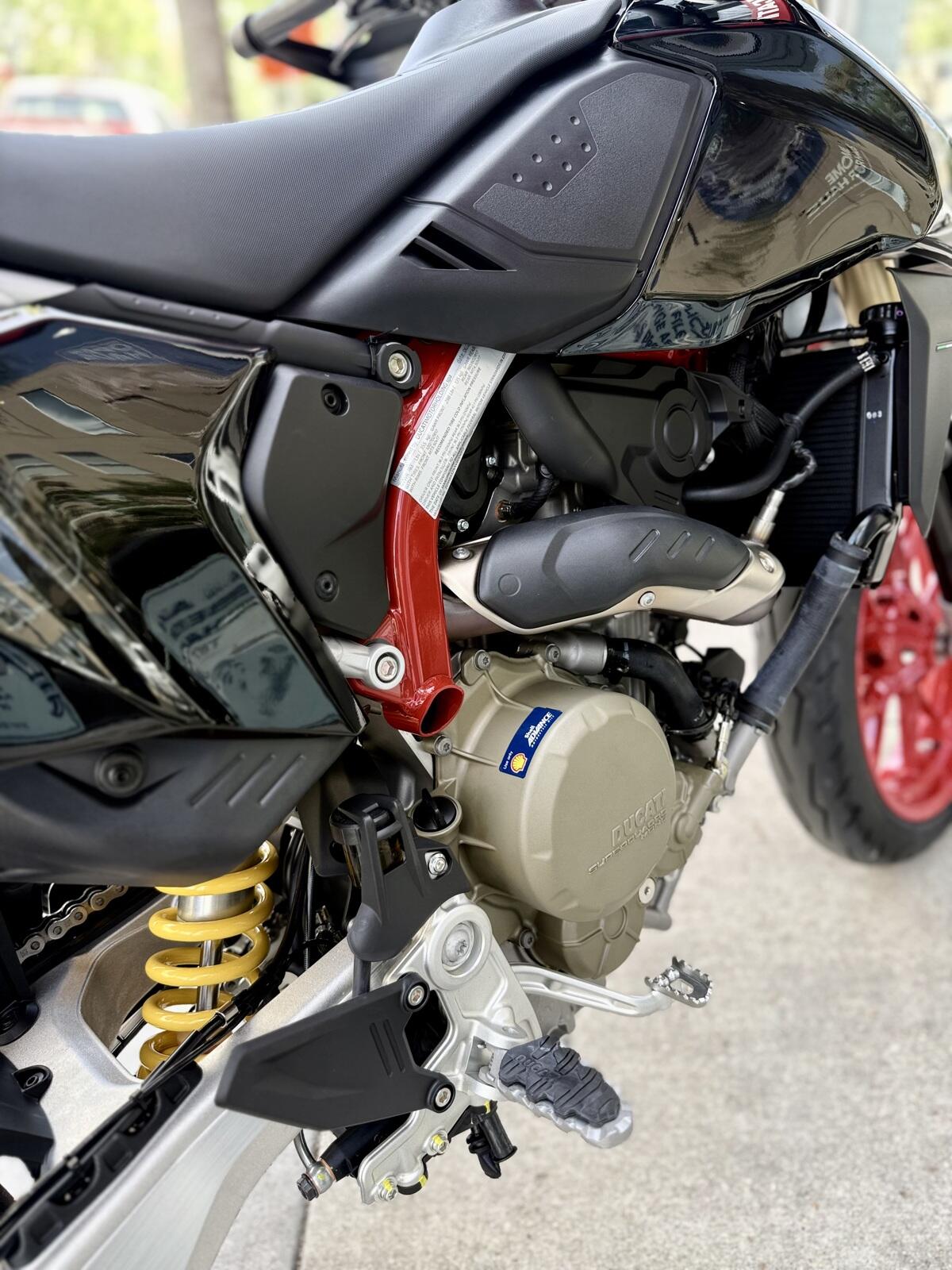 New 2027 Ducati HYPERMOTARD 698 MONO NERA 