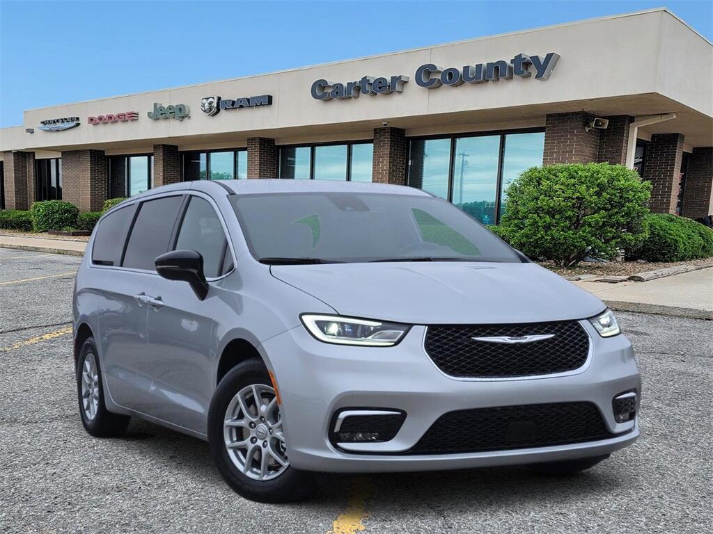 2026 Chrysler Pacifica Select's photo