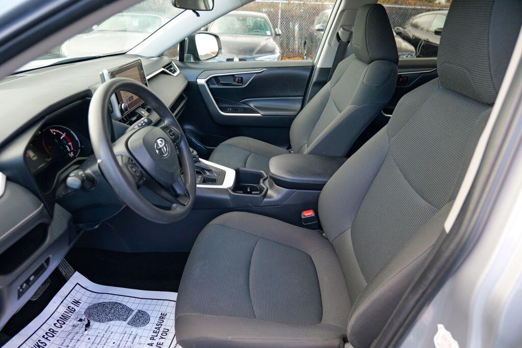 2024 Toyota RAV4 LE - Photo 19