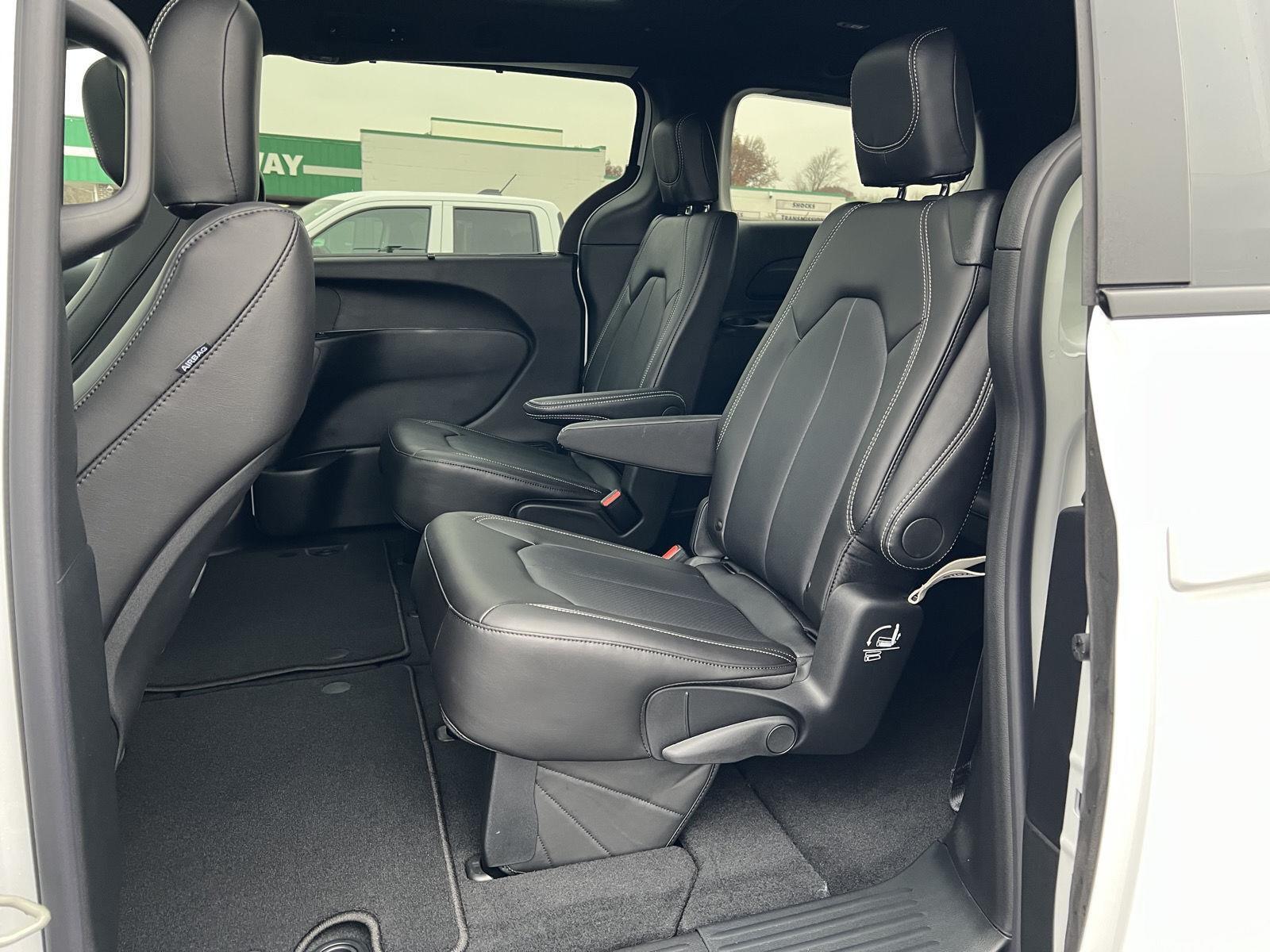 2026 Chrysler Pacifica Select - Photo 40