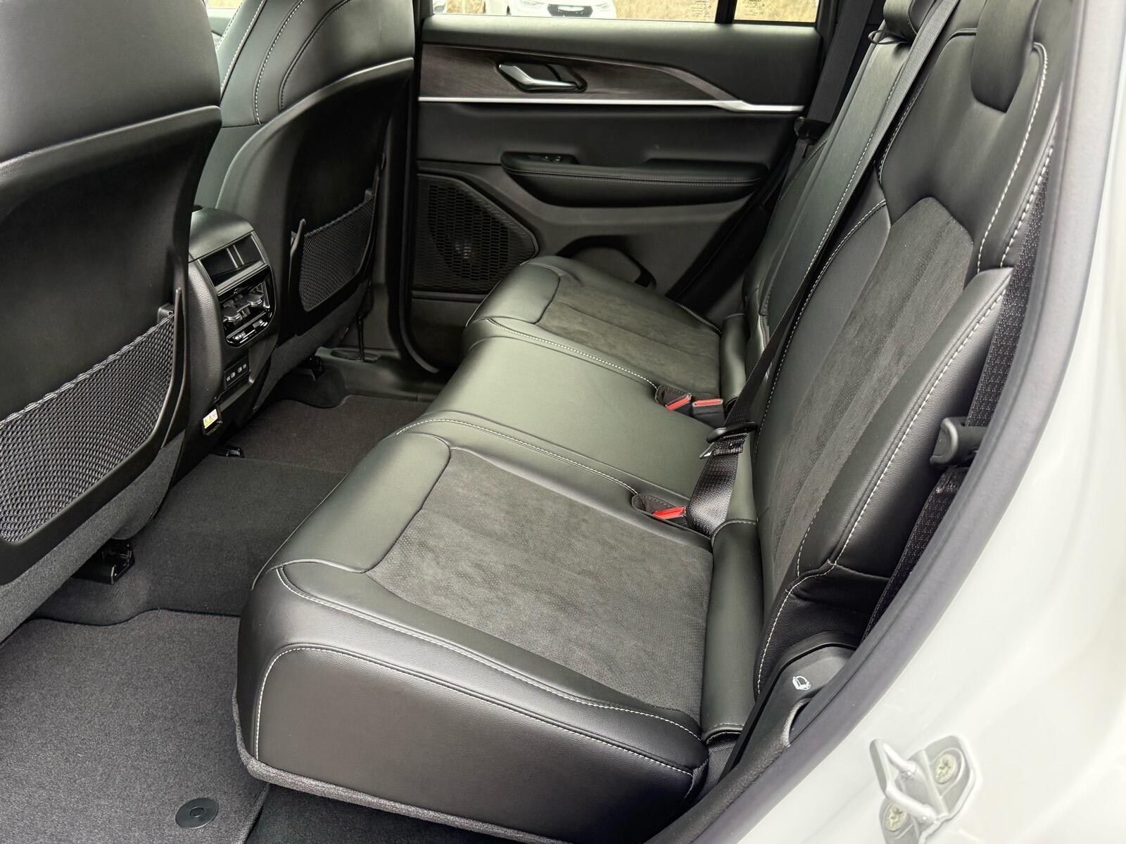 2026 Jeep Grand Cherokee Laredo - Photo 12