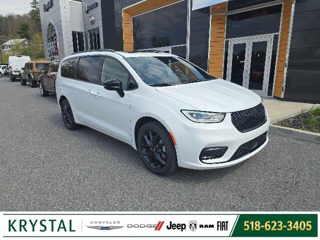 2026 Chrysler Pacifica Limited AWD's photo