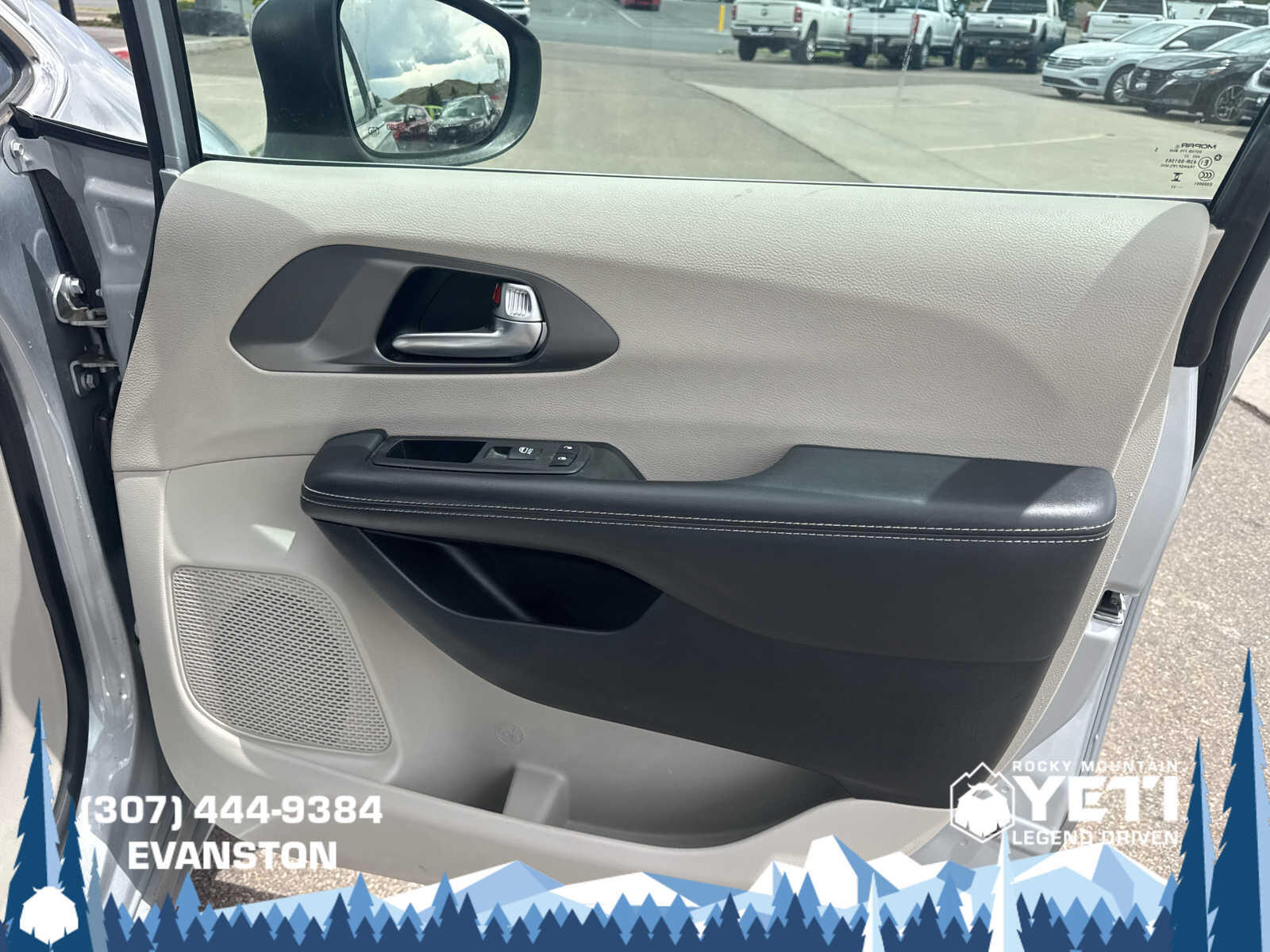 2023 Chrysler Pacifica Touring L - Photo 11