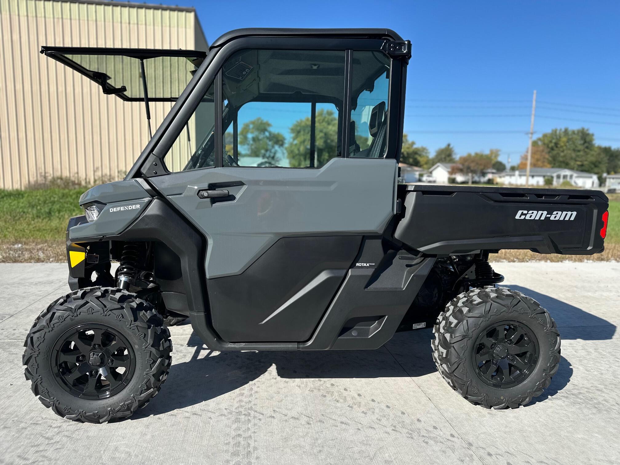 2027 Can-Am Defender DPS CAB HD9